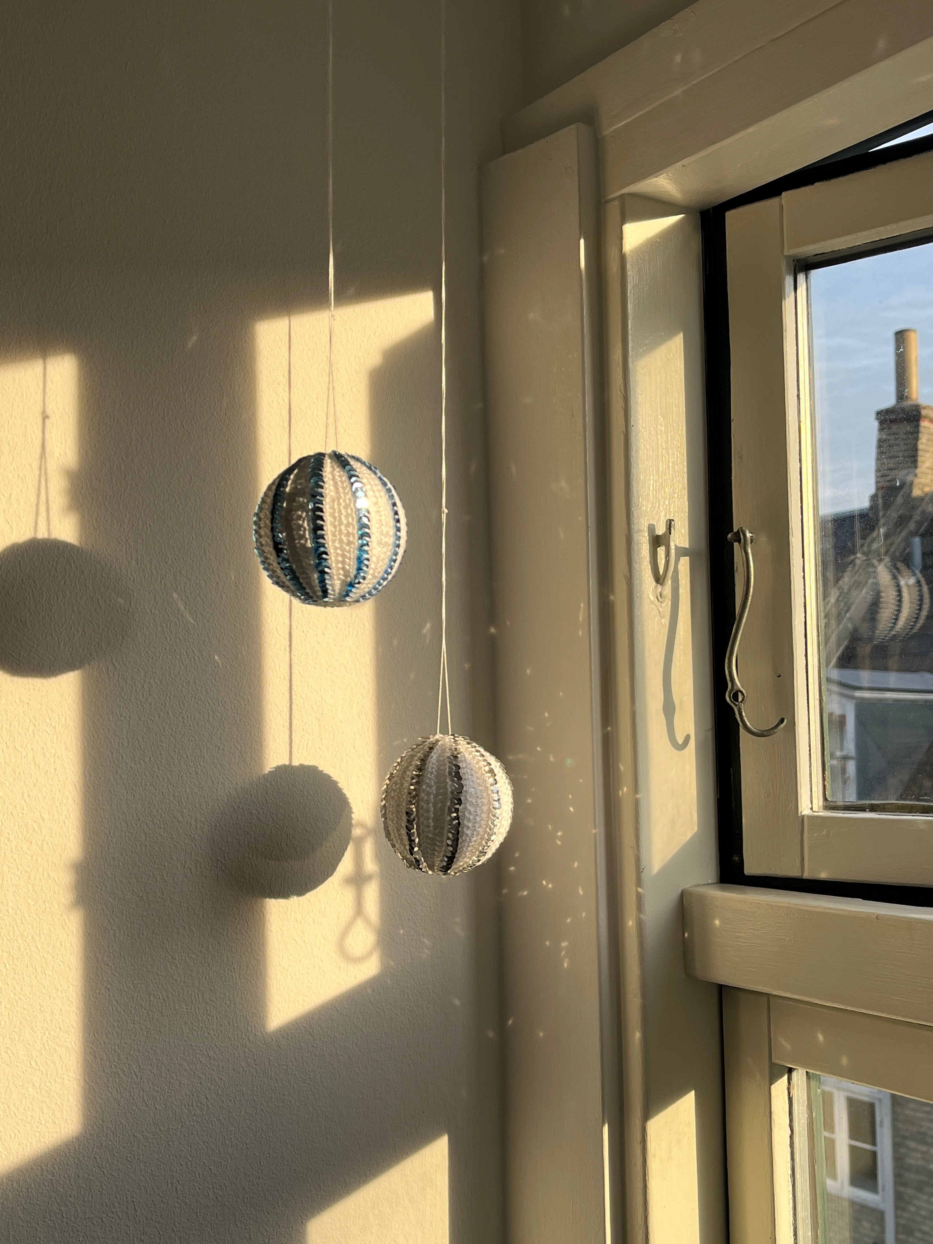 hjemmelavet hæklet julekugle med pailletter