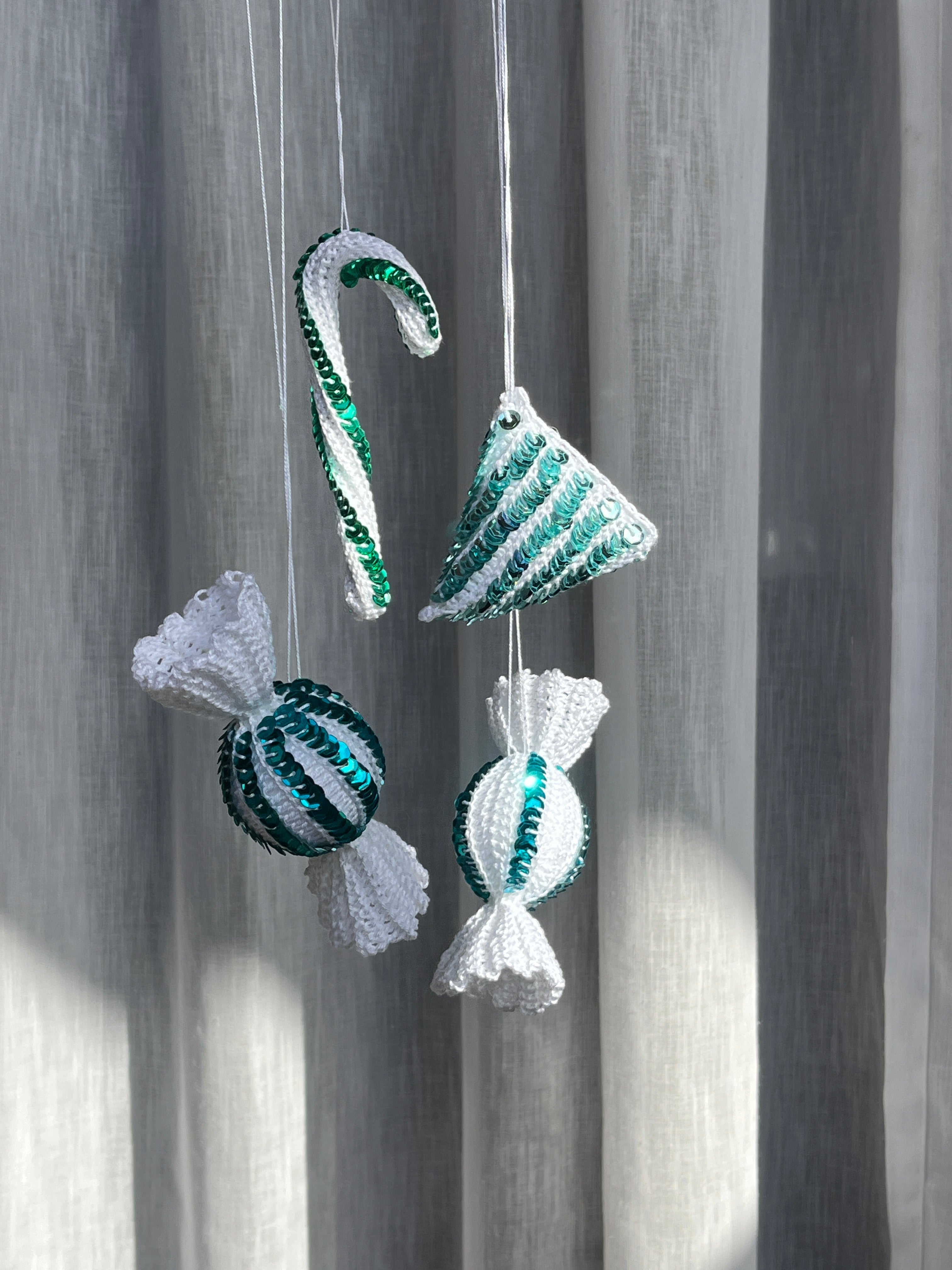 hæklet julekugle, julekugle med pailletter, hjemmelavet julepynt, bolsje julepynt, slik julepynt