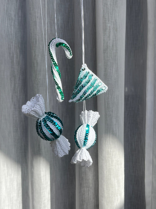 hæklet julekugle, julekugle med pailletter, hjemmelavet julepynt, bolsje julepynt, slik julepynt